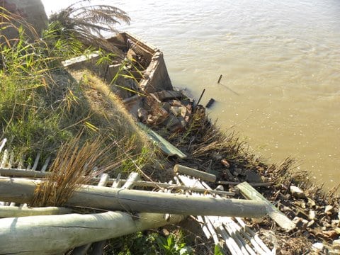 Longitudinal-Gabion-River-Wall-and-Mattresses_Debris-Making-Situation-Worse